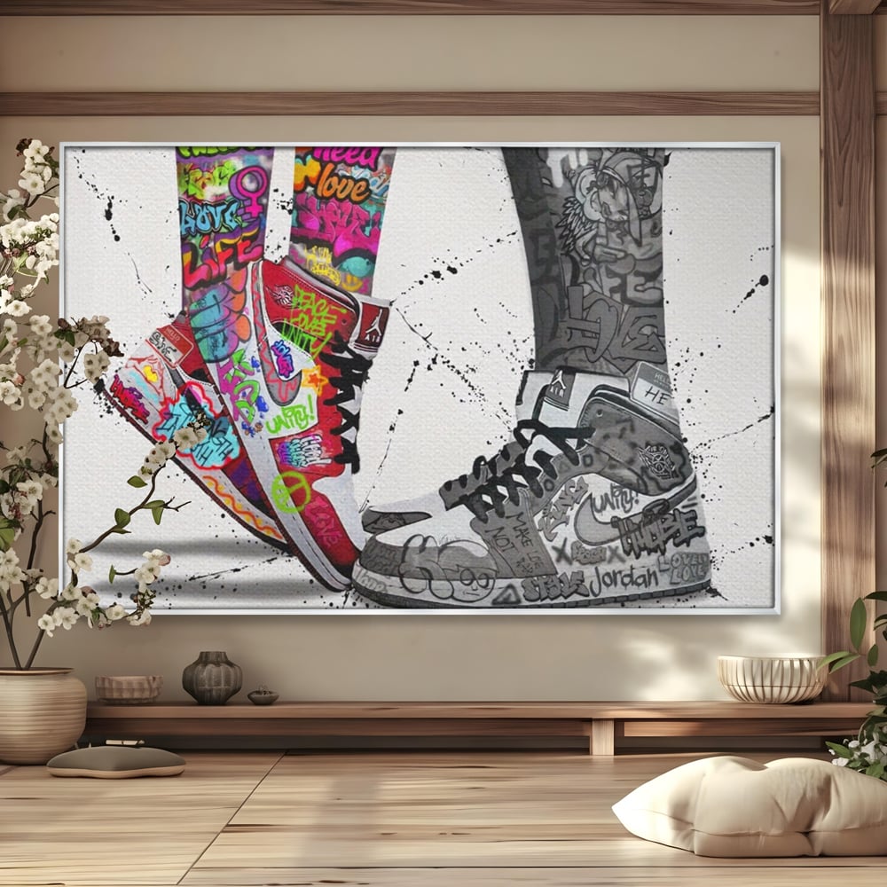 Tablou canvas cu tablou canvas cu adidasi graffiti si picioare, in rama de aluminiu argintiu